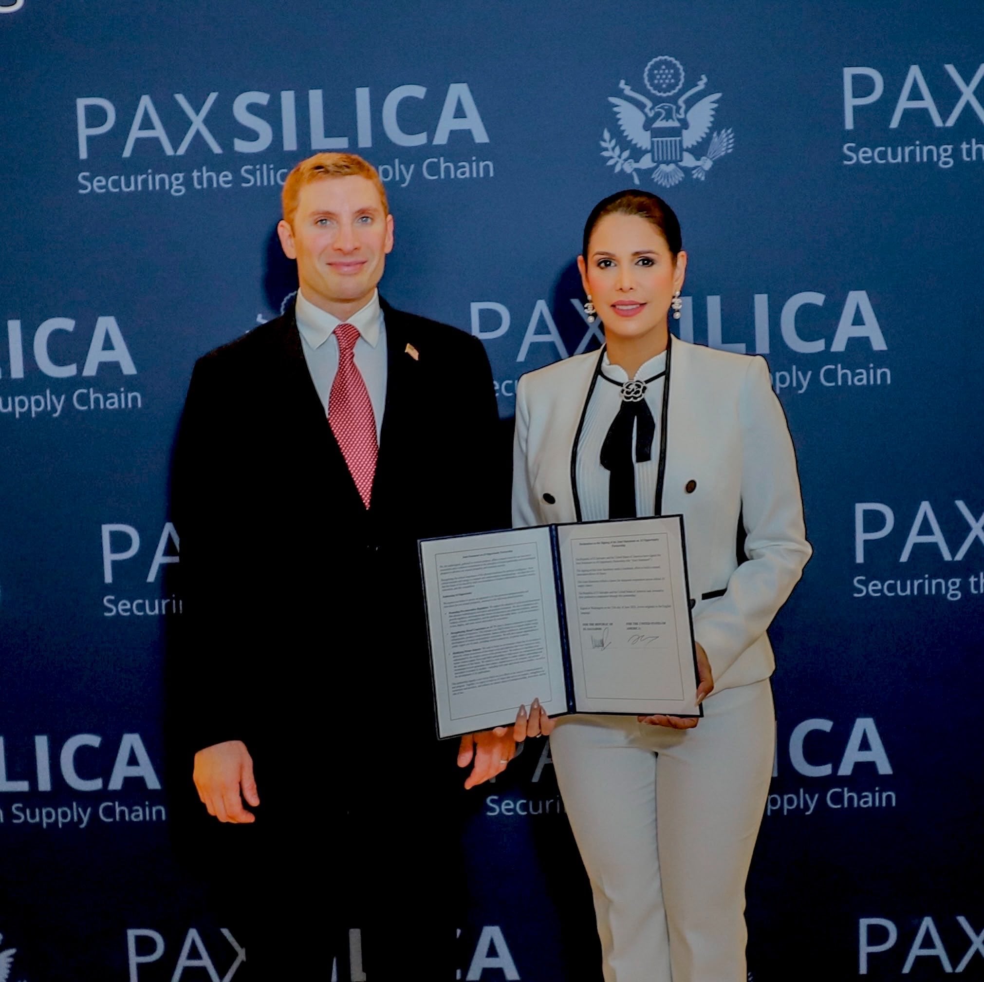 La embajadora Milena Mayorga y el subsecretario de Estado Jacob S. Helberg destacaron la entrada de El Salvador a Pax Silica. (Cortesía: Milena Mayorga)
