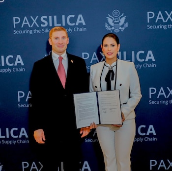 La embajadora Milena Mayorga y el subsecretario de Estado Jacob S. Helberg destacaron la entrada de El Salvador a Pax Silica. (Cortesía: Milena Mayorga)