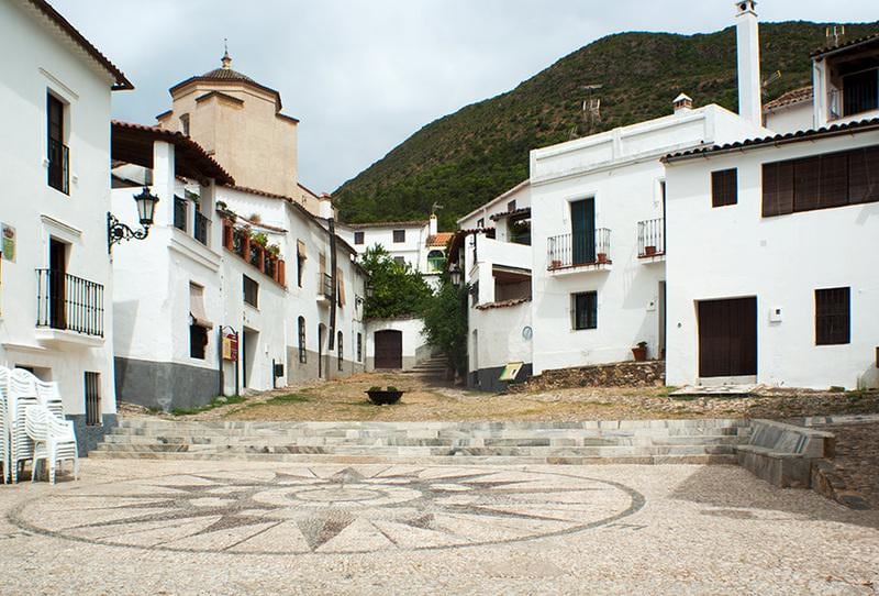 Linares de la Sierra destaca por sus bonitas casas blancas. (Andalucía.org)