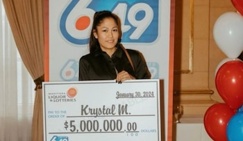Krystal McKay sosteniendo el premio