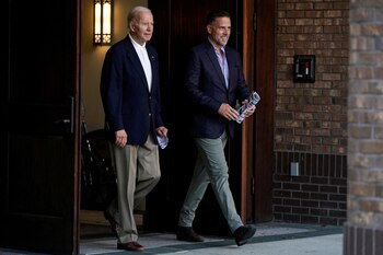 La Justicia de EEUU acusó a un ex colaborador del FBI de mentir sobre el vínculo de los Biden con una empresa ucraniana. (REUTERS/Joshua Roberts)