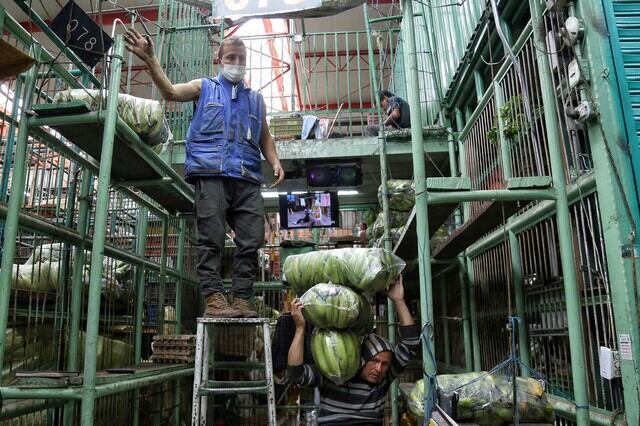 Expertos en economía advierten que se han presentado bajas en los valores de varios alimentos de la canasta básica familiar - crédito Colprensa