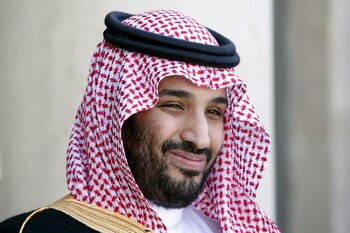 Foto de archivo del príncipe heredero de Arabia Saudita, Mohamed Bin Salman, reaccionando a su llegada al Palacio del Elíseo en París. El monarca quedó en el centro de la polémica por hackearle el teléfono a Jeff Bezos (Reuters)