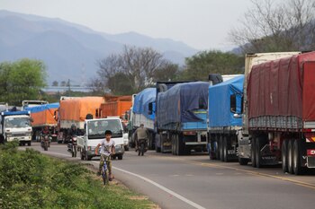 Camiones estacionados cerca de una barricada levantada por partidarios del ex presidente de Bolivia Evo Morales en una de las principales carreteras, obstruyendo el suministro de alimentos y combustible (Reuters)