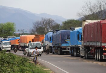 Camiones estacionados cerca de una