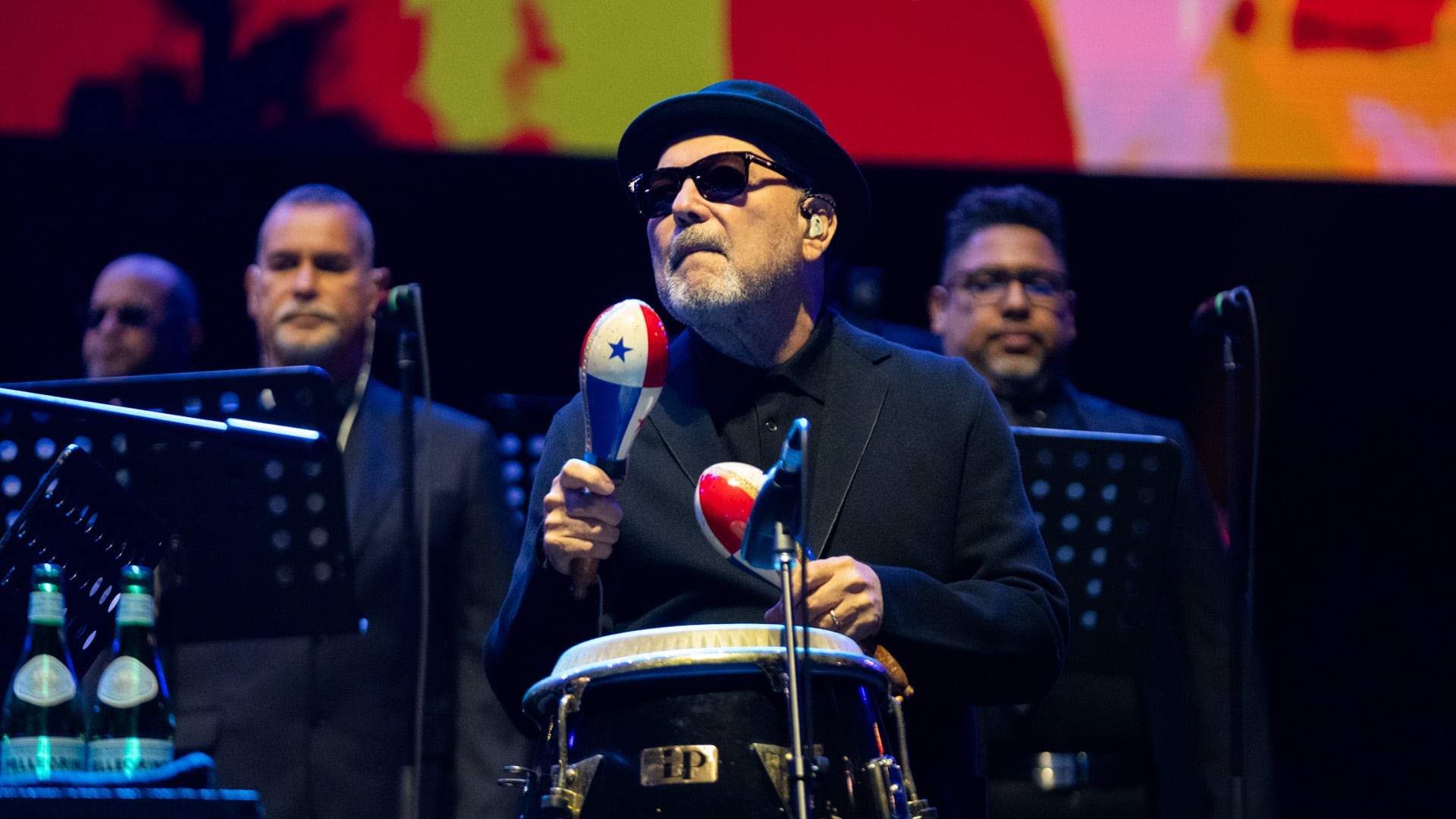 El músico Rubén Blades toca maracas con los colores de la bandera de Panamá durante su actuación en el Toyota Center. (@Palacios_films)