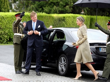 Máxima habla español, neerlandés, italiano e inglés, y desde que comenzó el noviazgo con su marido, se preocupó por estudiar y conocer a la perfección el protocolo de la Casa Real