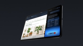 Tableta negra vista en perspectiva que muestra un sitio web de plantas y una ventana lateral de chat con una tabla comparativa