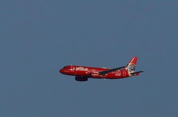Imagen de archivo de un avión A320 de JetBlue realizando un saludo con un sobrevuelo en la ciudad de Nueva York para honrar a los trabajadores sanitarios durante la pandemia del coronavirus, tomada desde Weehawken, Nueva Jersey, Estados Unidos. 7 de mayo, 2020. REUTERS/Brendan McDermid/Archivo