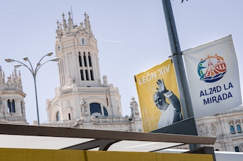 Cartel que anuncia la visita del Papa en la plaza de Cibeles de Madrid.