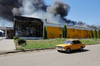 El humo se eleva sobre