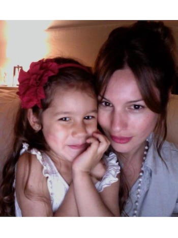 Pampita y su hija Blanca posan juntas en una fotografía de cerca. Blanca, con cabello oscuro y diadema roja, sonríe; Pampita, con cabello castaño y labios rosados, mira a cámara