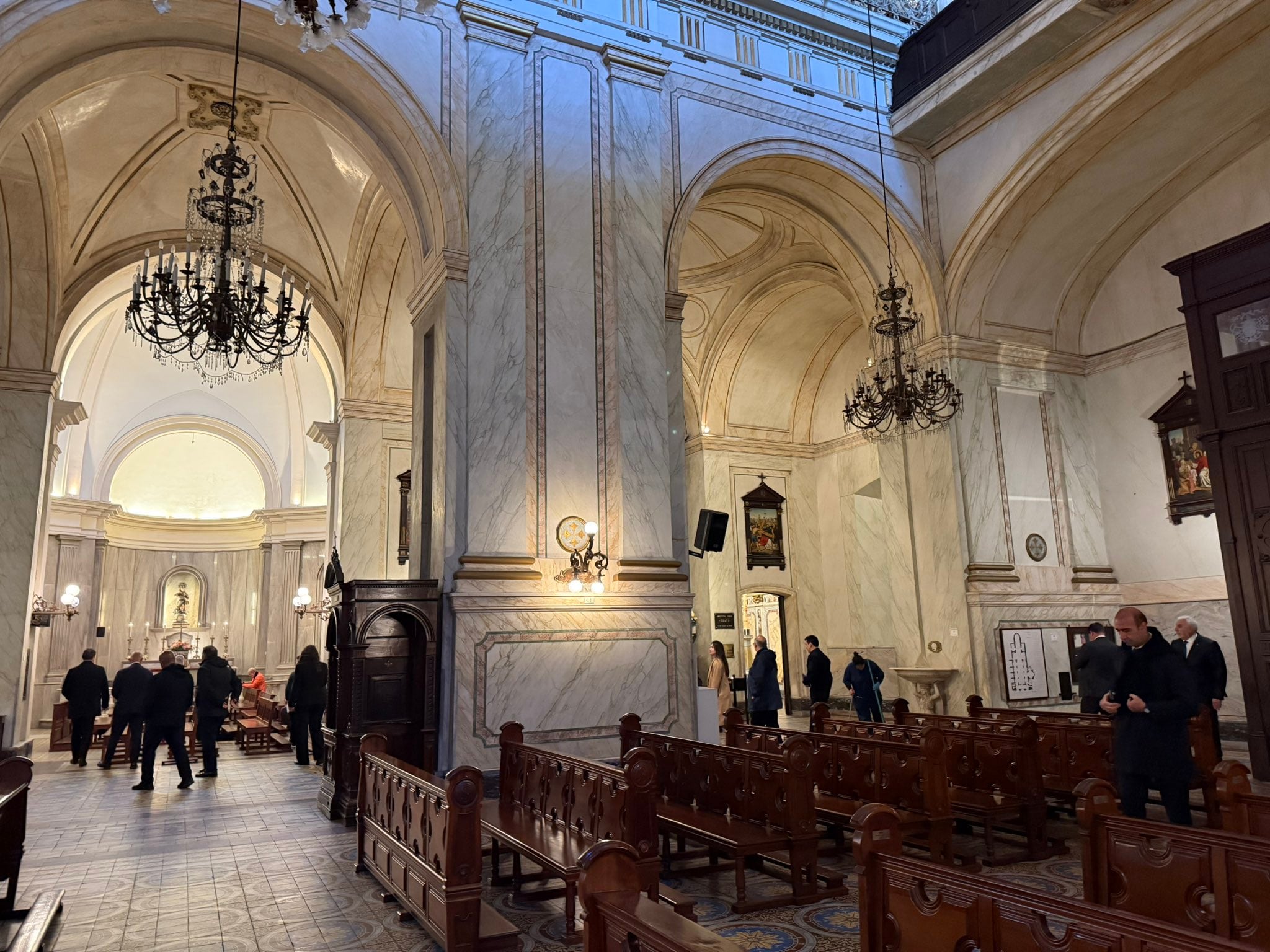 La misión del Vaticano recorre la Catedral Metropolitana de Montevideo (@iglesiauy)