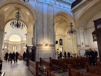 La misión del Vaticano recorre la Catedral Metropolitana de Montevideo (@iglesiauy)