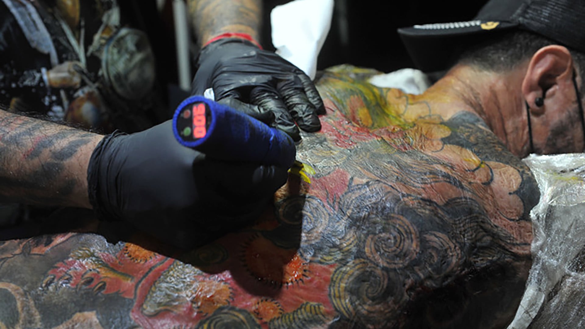 Los tatuajes sanadores son una iniciativa de Mandinga Tattoo, donde ofrecen tatuajes gratis a personas que cuenten con quemaduras corporales, cicatrices por violencia de género o hayan sufrido cáncer de mama