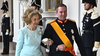 La reina Sofía del brazo del gran duque de Luxemburgo en el 80 cumpleaños del rey Carlos Gustavo de Suecia (Grosby)