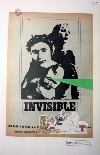 Un póster de concierto en blanco y negro para "Invisible", con dos figuras estilizadas y una franja verde brillante; abajo se ven detalles ilustrados