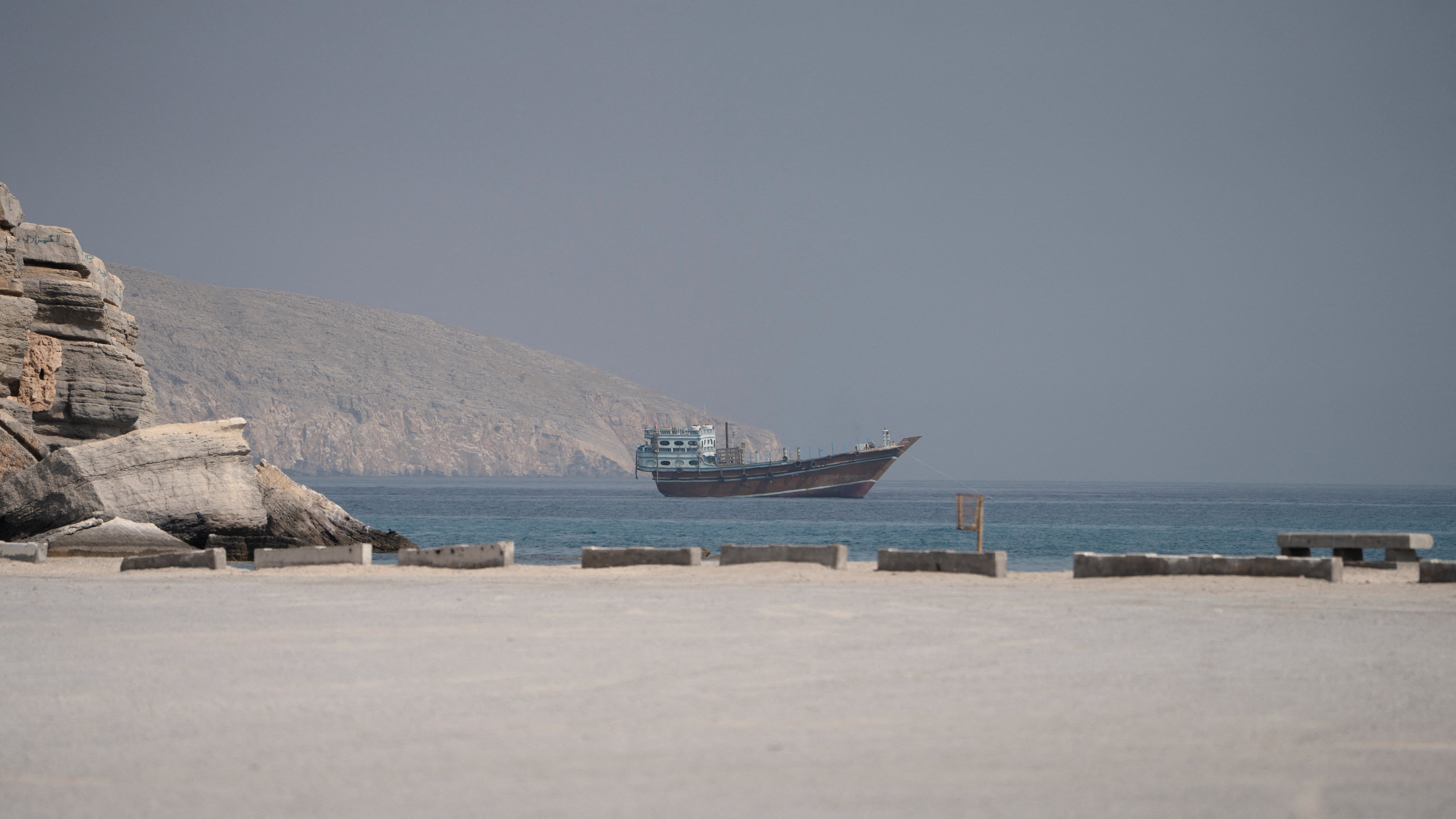 Un buque cerca del estrecho de Ormuz, visto desde Musandam, Omán, el 24 de agosto de 2026. REUTERS/Stringer