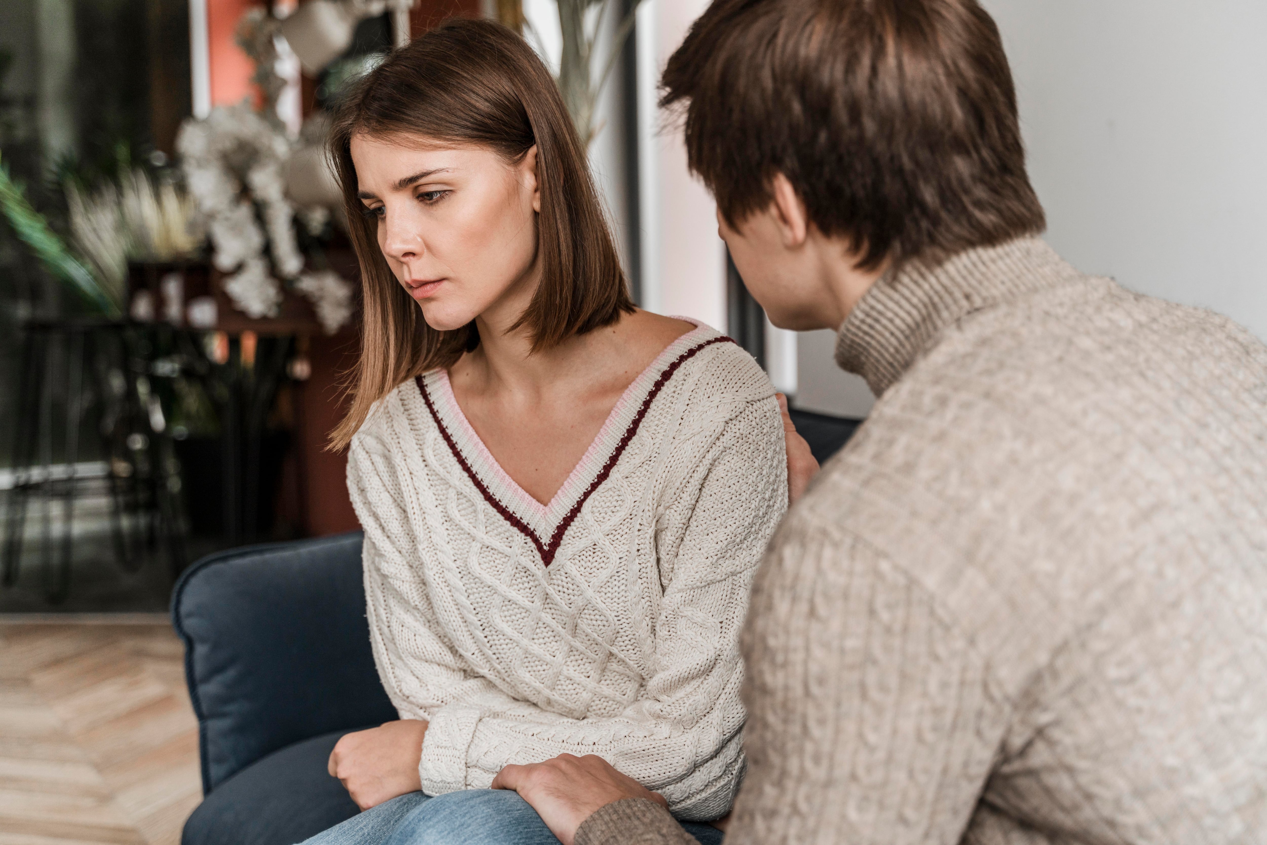 Una pareja discutiendo (Freepik)