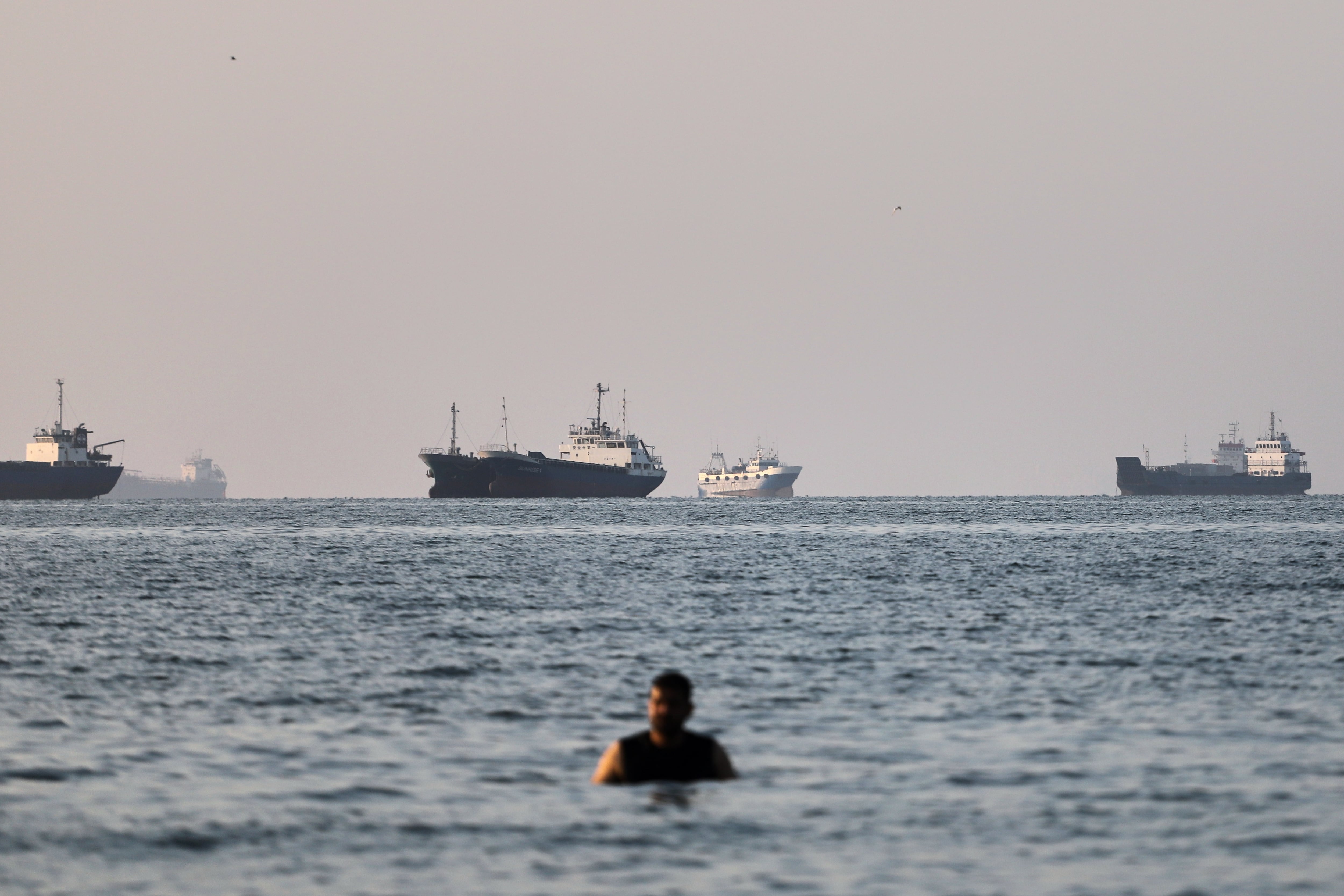 El Estrecho de Ormuz, frente a Bandar Abbas, Irán, el 8 de junio del 2026
(Amirhosein Khorgooi/ISNA via AP)