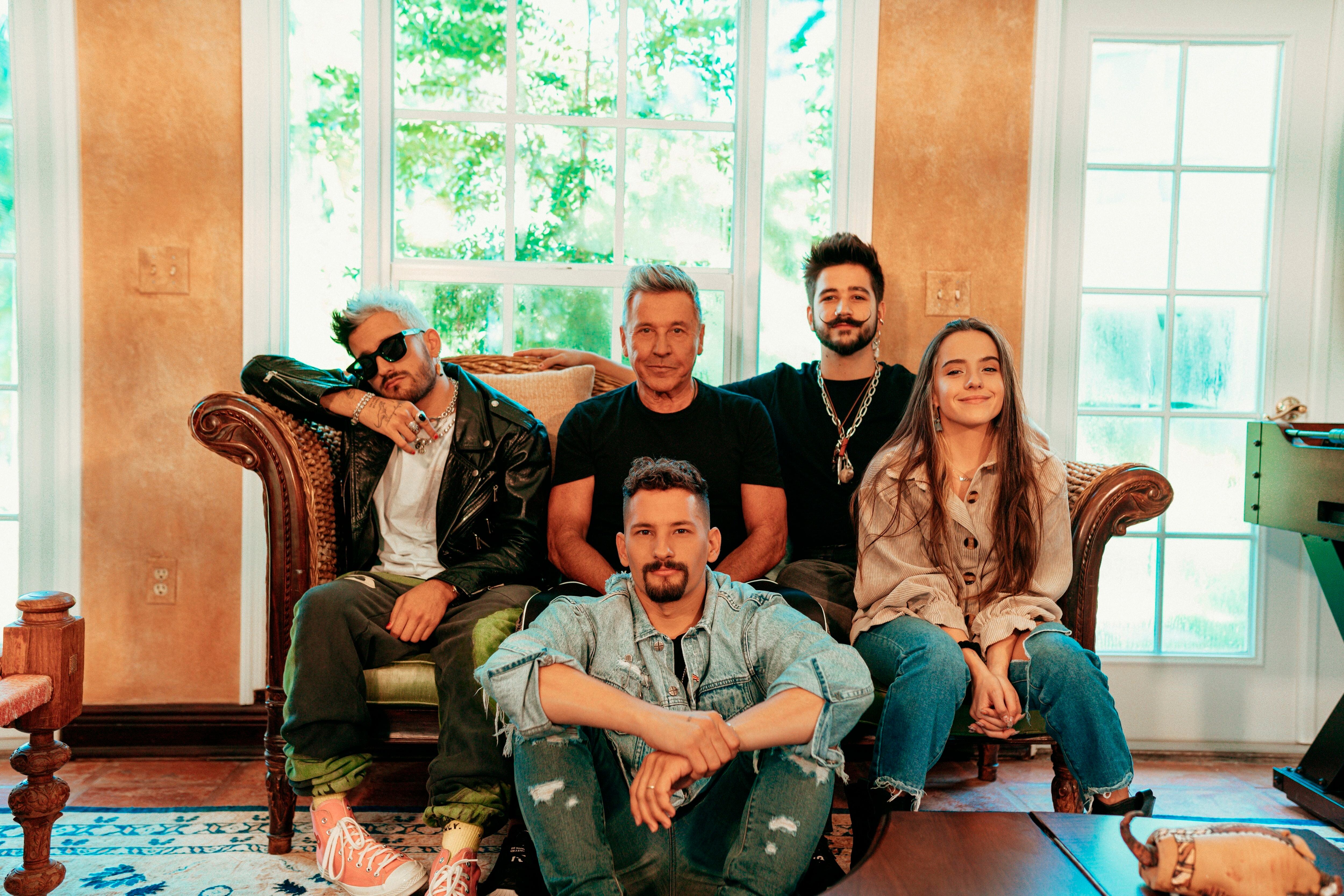 Camilo y Mau y Ricky se consideran hermanos y familia - crédito EFE/Hecho a Mano