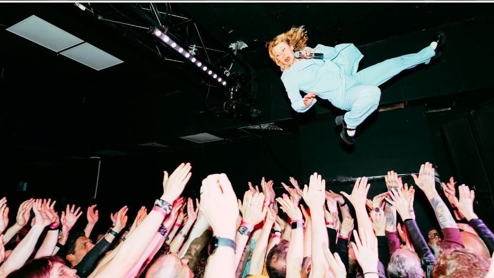 El vuelo de las Lambrini Girls: la imagen de Jessie Morgan elegida para los premios de fotografía musical