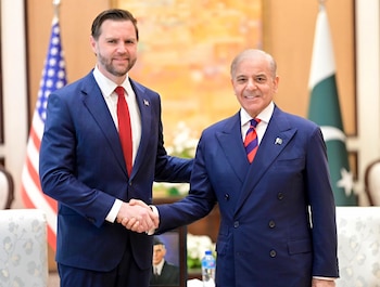 JD Vance estrecha la mano del jefe de gobierno de Pakistán, Shehbaz Sharif, en un encuentro celebrado en la capital pakistaní (EFE)