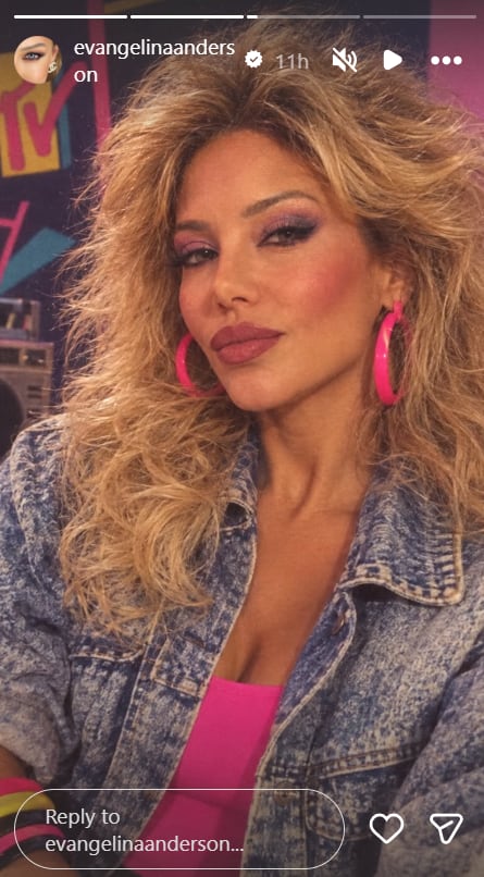 Evangelina Anderson impactó con melena batida, maquillaje fucsia y campera de jean, en un guiño perfecto al glamour y la actitud de los 80