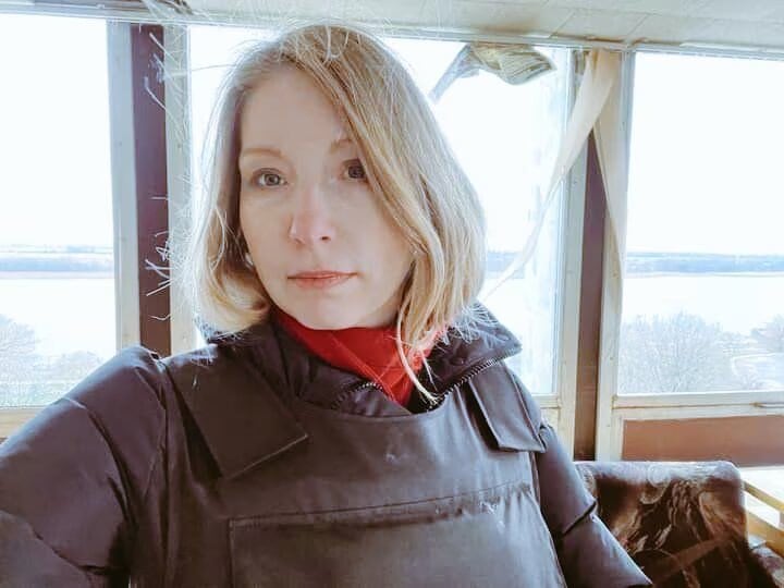 La escritora ucraniana Victoria Amelina se convirtió en investigadora de crímenes de guerra cuando comenzó la invasión rusa, en febrero de 2022. Victoria murió en junio de 2023, a consecuencia de las heridas que provocó un ataque ruso con misiles.