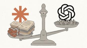 Ilustración de una balanza gris con el logo de Anthropic sobre contratos y dinero en el platillo izquierdo más bajo, y el logo de OpenAI sobre usuarios en el derecho.