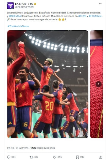 Grupo de futbolistas con uniforme rojo y azul celebran en un campo de juego, con un jugador levantado por sus compañeros
