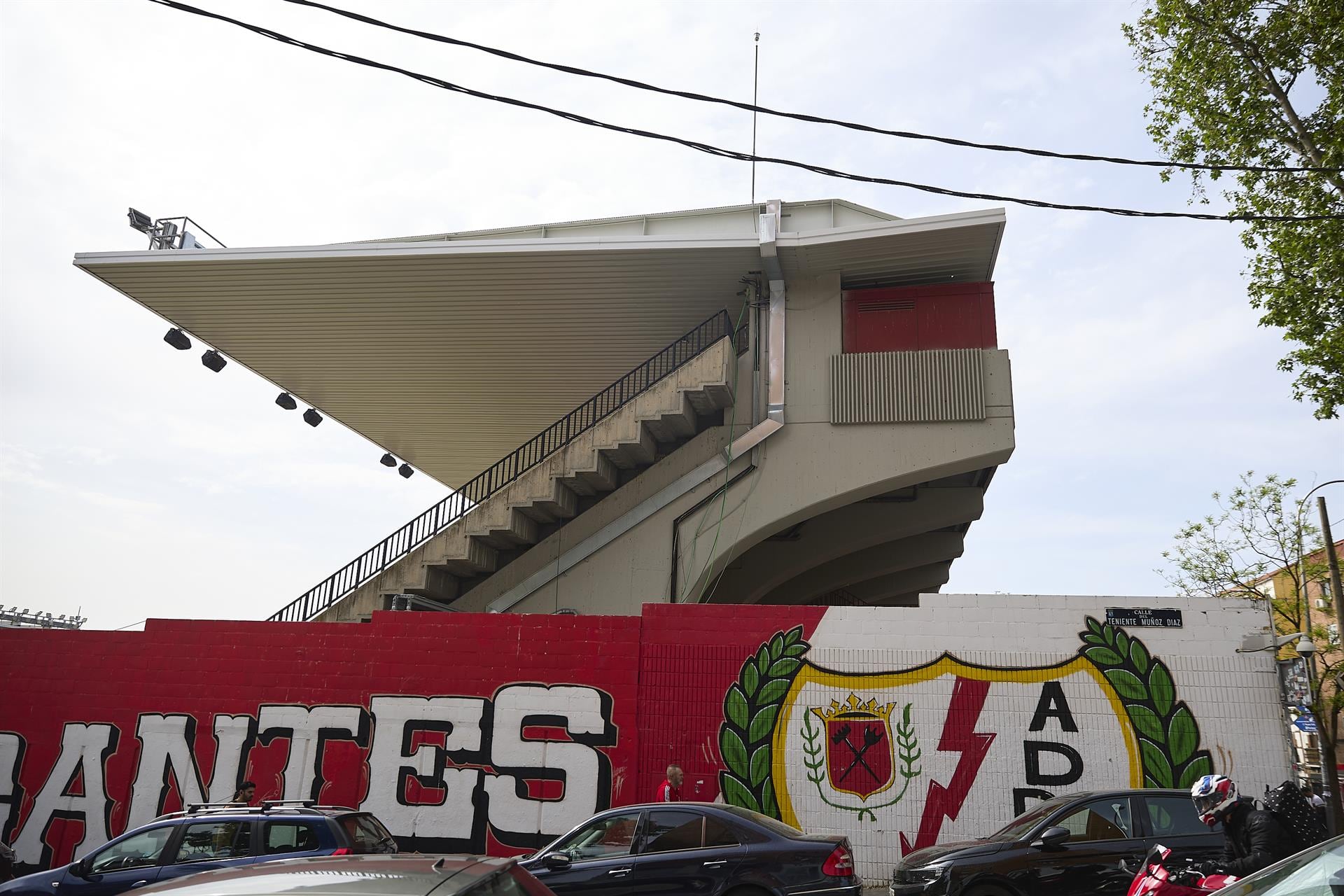Ayuso dice que extinguir la concesión al Rayo se decidió "con LaLiga y la RFEF" y hay "estadios alternativos"