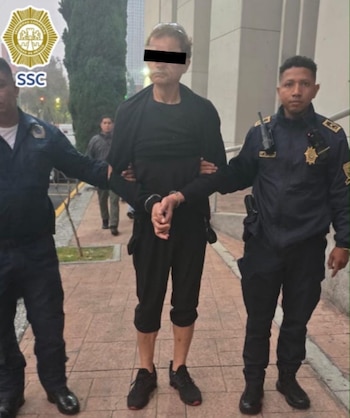 El hombre discutió con los pñolicías que lo increparon, los insultó y se resistió al arresto, finalmente lo llevaron ante las autoridades para iniciar su proceso legal Foto: SSC