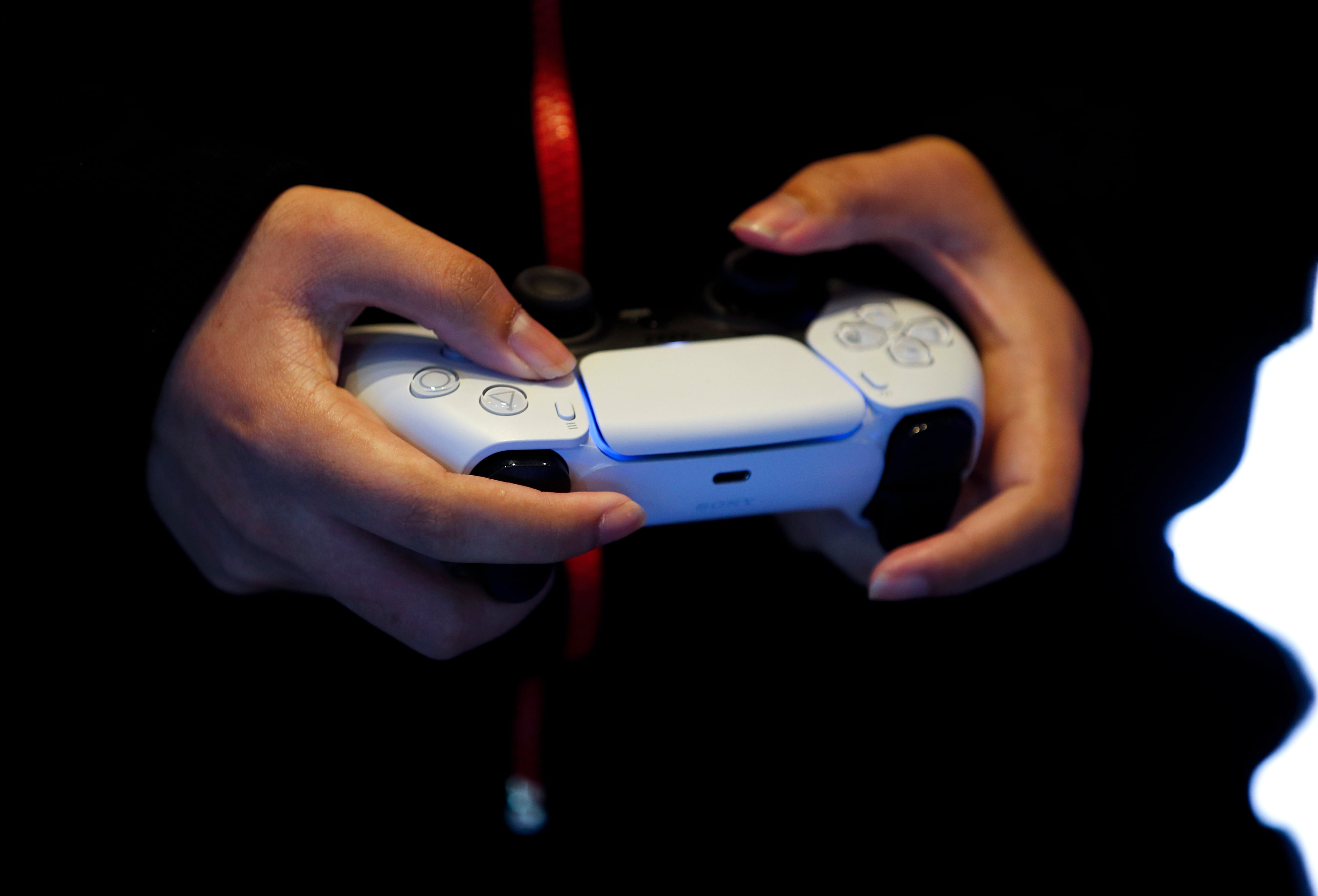 Sony registró una patente para que el mando de PlayStation gestione pagos con tecnología NFC. (Foto: EFE/Rungroj Yongrit)