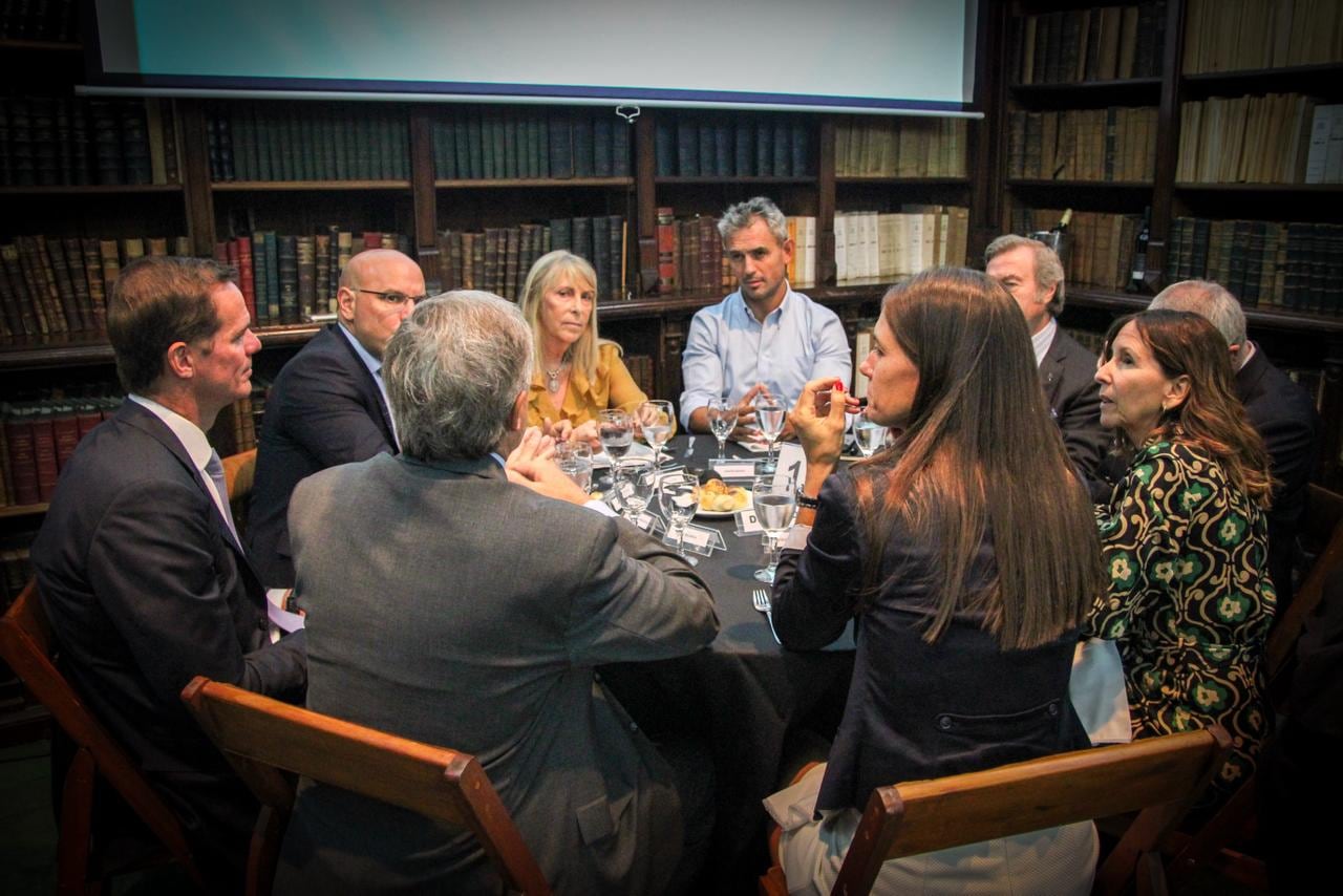 Martín Menem, con la comisión directiva del Colegio de Abogados de CABA