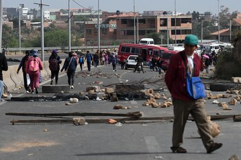 La gente camina entre los
