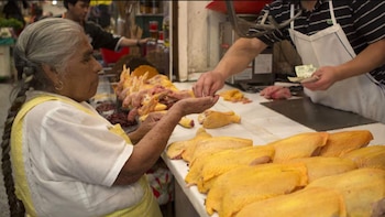 Gobierno garantiza el abasto de pollo y descarta alza de precios tras freno a importaciones desde Brasil