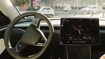 A medida que las computadoras toman el control de los autos, los expertos se preocupan por la seguridad