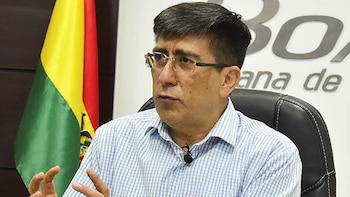 El gerente de Boliviana de Aviación, Ronald Casso, en una conferencia de prensa.