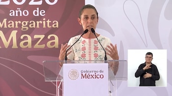 Mujer en podio con micrófonos, blusa bordada. Fondo con texto "2020 año de Margarita Maza" y escudo de México. Intérprete de señas en pantalla.