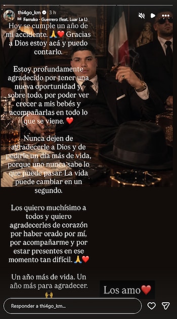 Captura de pantalla de una historia de Instagram con un mensaje de texto sobre el aniversario de un accidente y la fotografía de un hombre trajeado