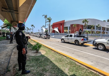 Policías estatales resguardan las instalaciones donde se llevara a cabo la Convención Bancaria 2024, el 16 de abril de 2024, en el balneario de Acapulco, en el estado de Guerrero (México). / Imagen ilustrativa. EFE/David Guzmán