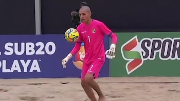 Dos jueguitos y remate furioso: el golazo de arco a arco de la selección de fútbol playa de Bolivia que hace furor