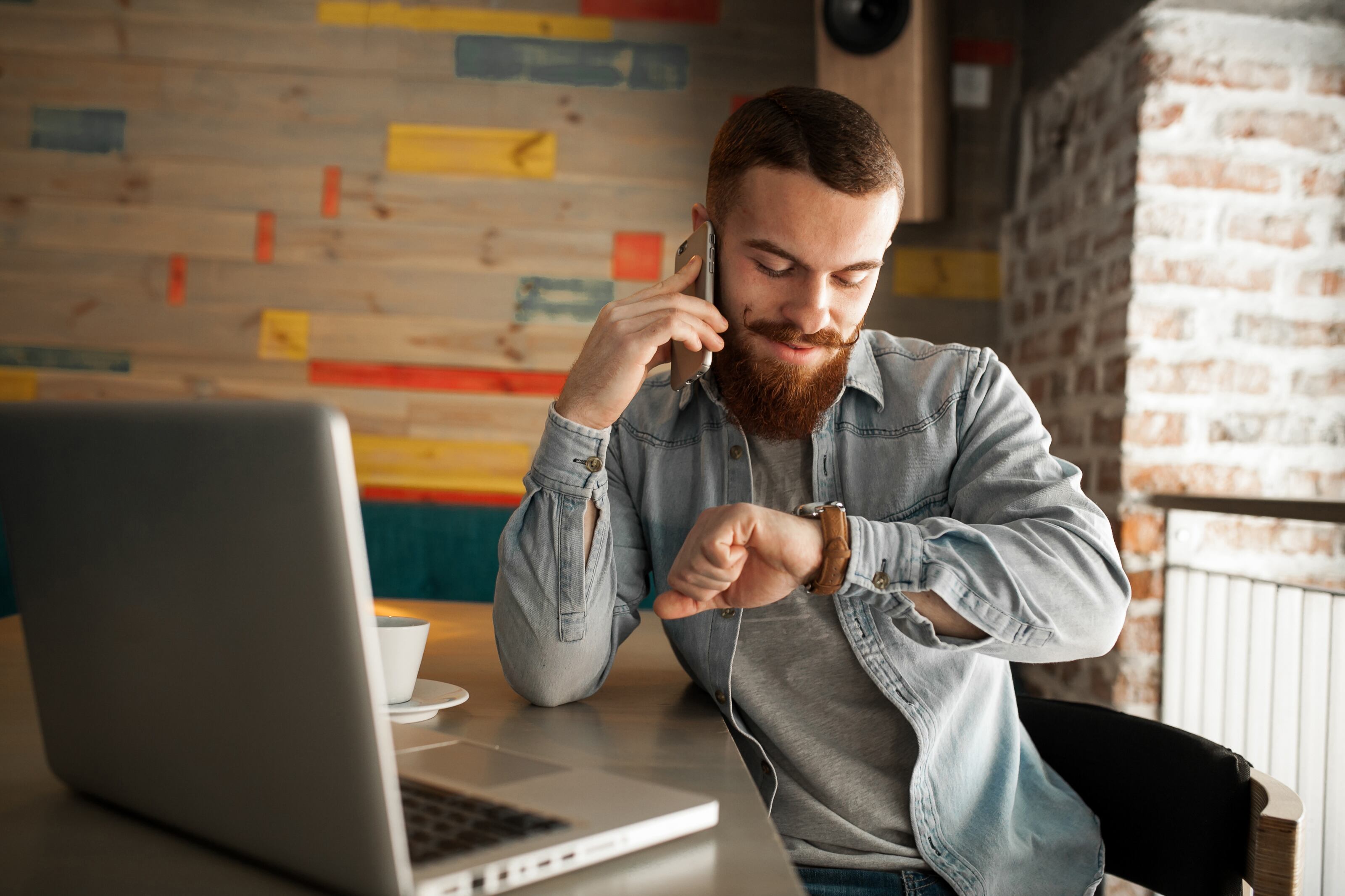 El número de horas sujetas a recargo nocturno, puede elevar el salario base mensual de quienes trabajan en ese horario - crédito Freepik