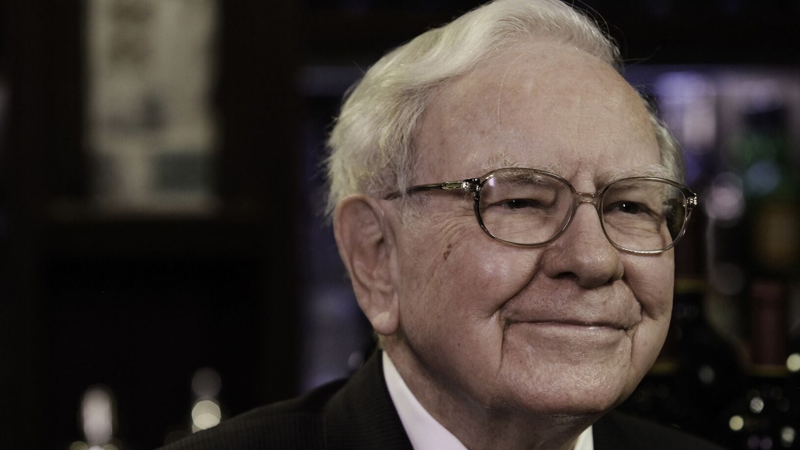 Warren Buffett continúa como presidente de Berkshire Hathaway y mantiene una participación activa en la gestión de la compañía
