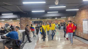 Aficionados colombianos se movilizan por el Metro de Ciudad de México tras el cierre de la estación Chabacano, rumbo al Estadio Azteca para el partido de la Tricolor - crédito Jesús F. Beltrán/Infobae