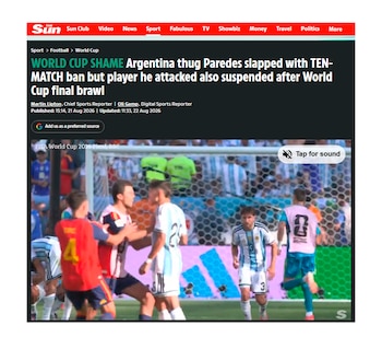 Captura de pantalla de un artículo de The Sun con una fotografía de futbolistas discutiendo cerca de la portería