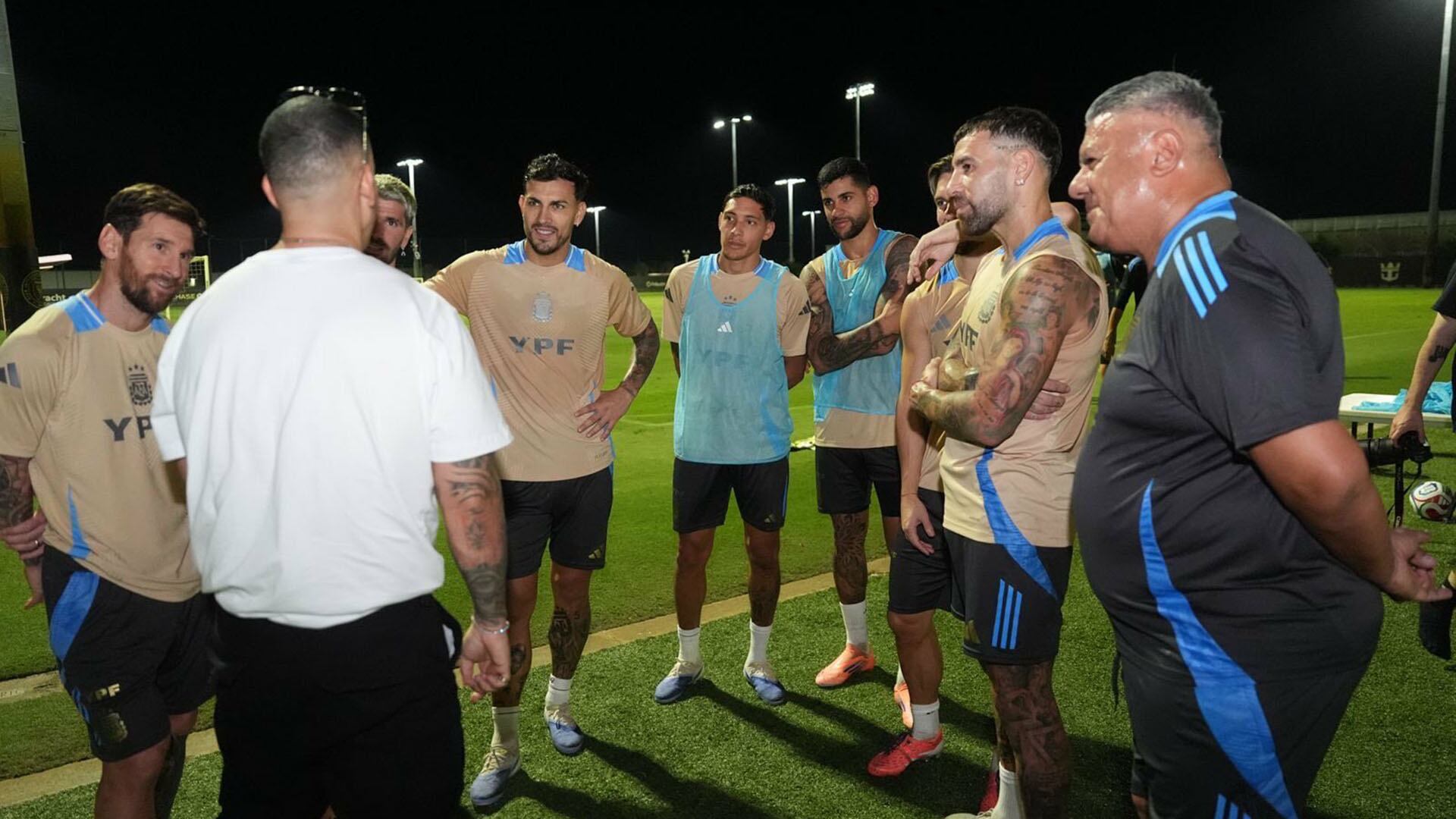 El cantante saludó a los jugadores de la Selección y el presidente Tapia (@tapiachiqui)