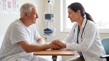 La influencia familiar en las decisiones médicas de los adultos mayores es ambivalente: puede bloquear su autonomía o ayudar a expresarla