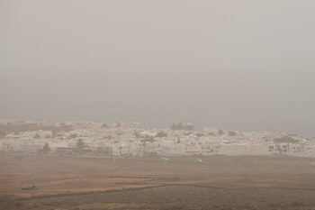 La isla de Lanzarote amanece este jueves bajo una intensa calima. (EFE/Adriel Perdomo)